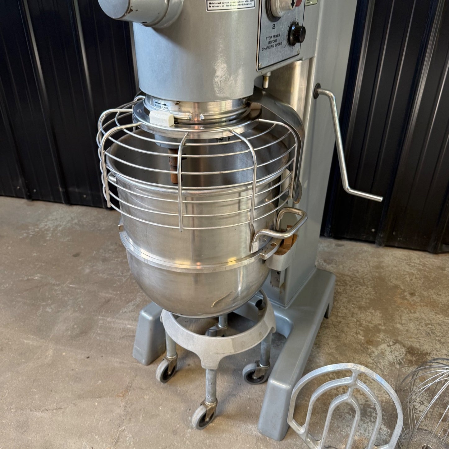 Hobart D340 40 Qt Mixer W/ Bowl & Attachments & Guard 1 1/2 HP 3 PH 480v7
