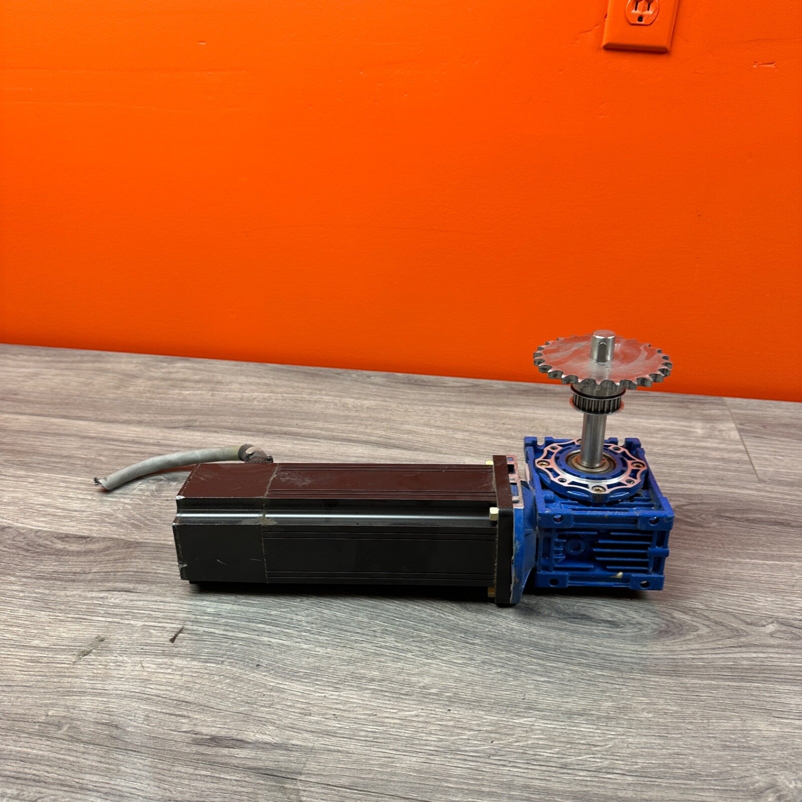 60:1 Right Angle Reducer MotoVario 040 Gearbox NMRV040 & MPM893-1951 Servo Motor