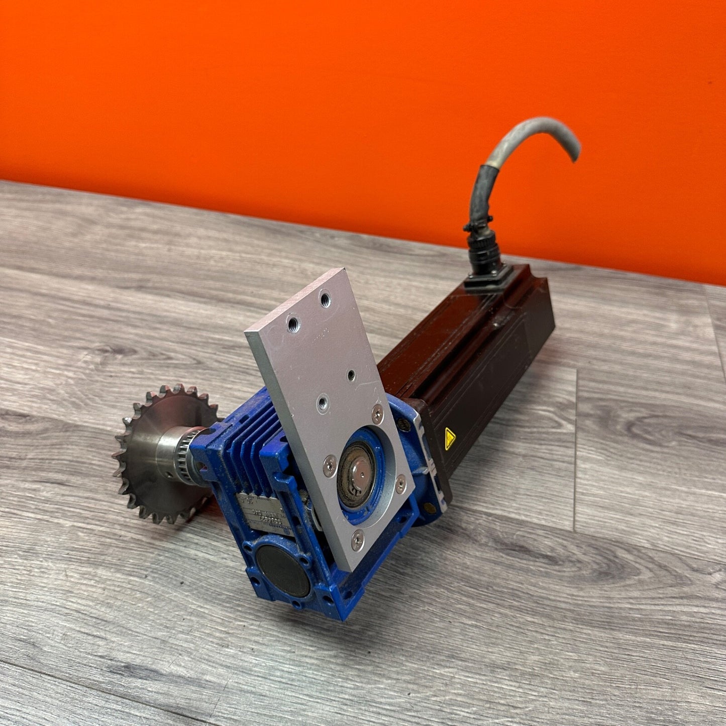 60:1 Right Angle Reducer MotoVario 040 Gearbox NMRV040 & MPM893-1951 Servo Motor