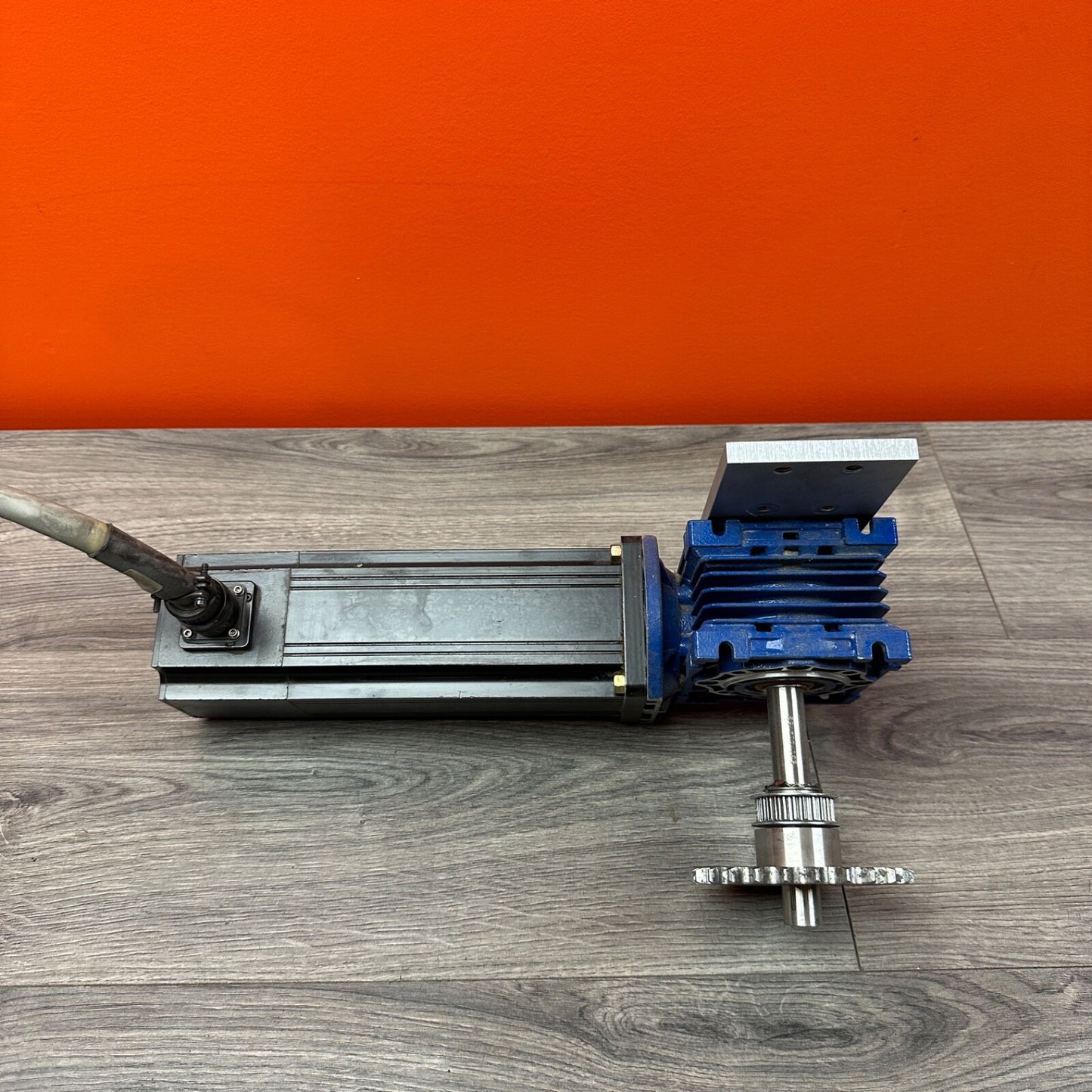 60:1 Right Angle Reducer MotoVario 040 Gearbox NMRV040 & MPM893-1951 Servo Motor