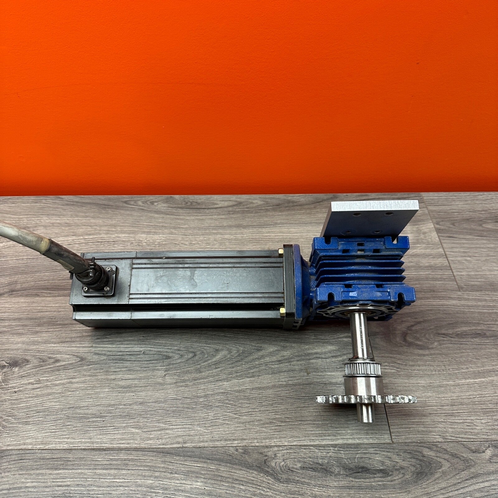 60:1 Right Angle Reducer MotoVario 040 Gearbox NMRV040 & MPM893-1951 Servo Motor