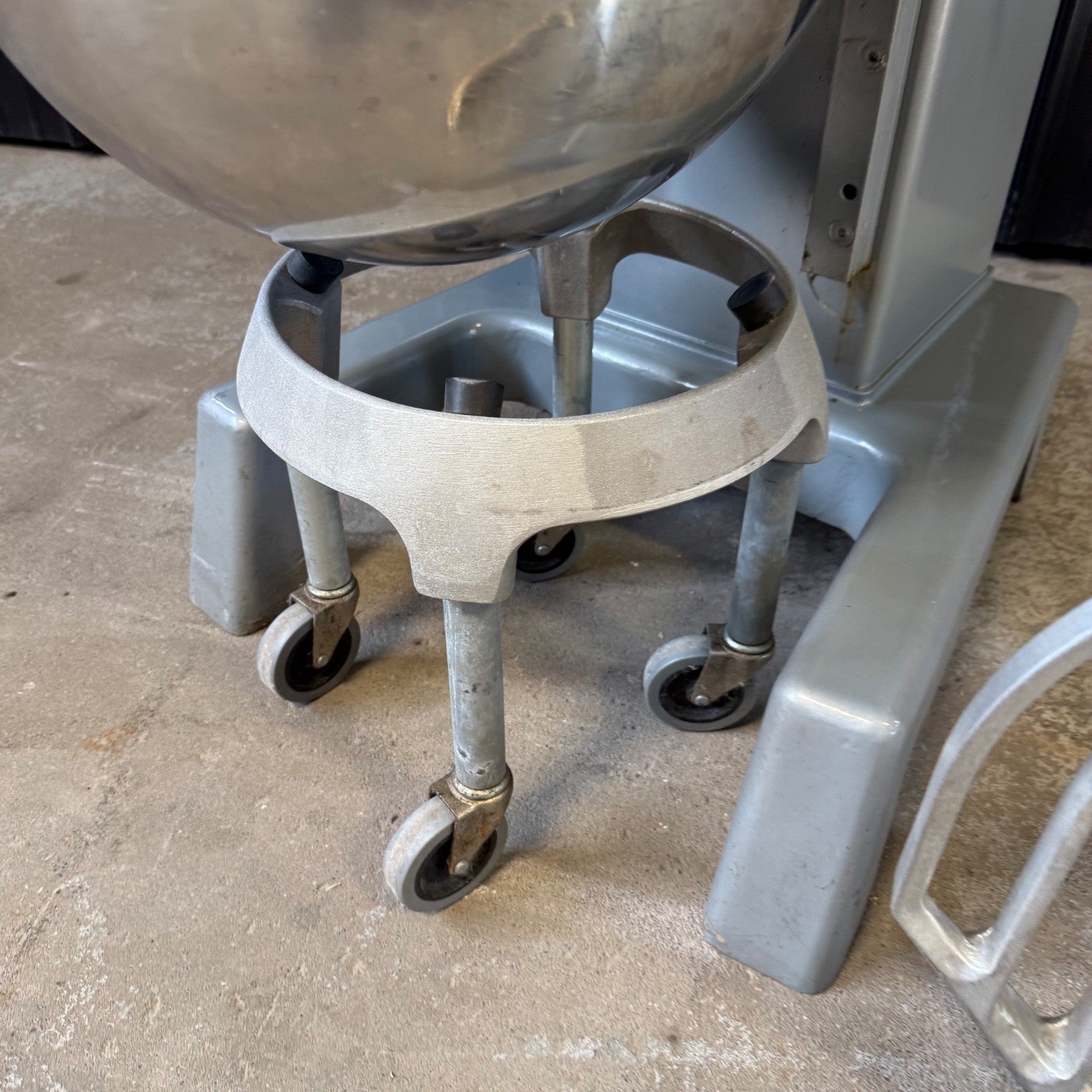Hobart D340 40 Qt Mixer W/ Bowl & Attachments & Guard 1 1/2 HP 3 PH 480v9